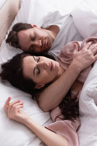 Brunette Woman Sleeping Husband Blurred Background Bed — Stock Photo, Image