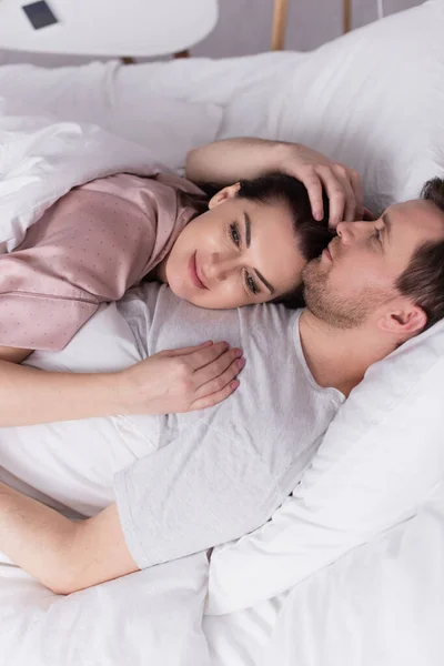 Adult Woman Lying Chest Husband Bed — Stock Photo, Image