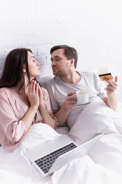 Adult Couple Credit Card Coffee Laptop Sitting Bed — Stock Photo, Image