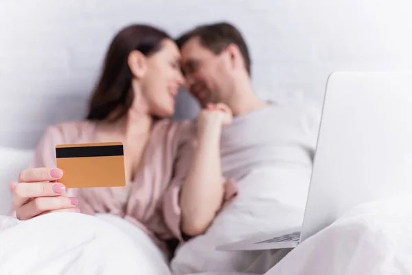 Laptop Perto Mulher Segurando Cartão Crédito Olhando Para Marido Fundo — Fotografia de Stock