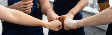 Kahveli kuru temizlemeciler yumruk tokuşturur, pankart asar. 