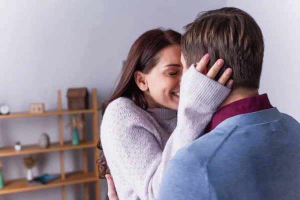 Sorrindo Mulher Suéter Abraçando Homem Casa — Fotografia de Stock