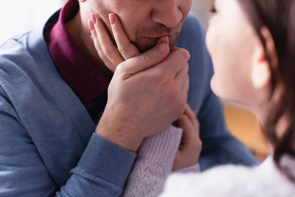 Homem Adulto Beijando Mão Esposa Primeiro Plano Borrado — Fotografia de Stock