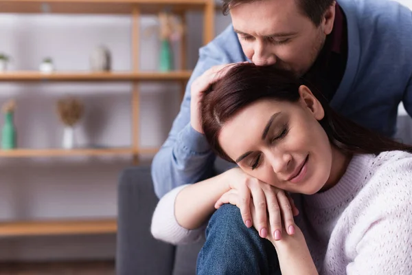 Hombre Besando Cabeza Mujer Con Los Ojos Cerrados — Foto de Stock