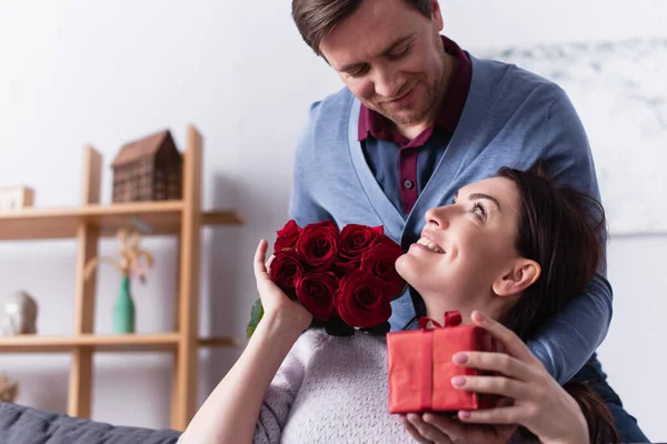 Mulher Com Presente Flores Olhando Para Marido — Fotografia de Stock