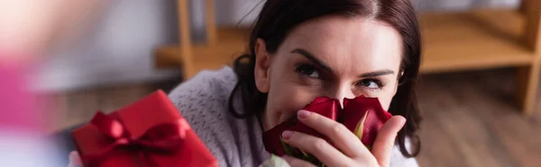 Brunette Woman Smelling Roses Husband Present Blurred Foreground Banner — Stock Photo, Image
