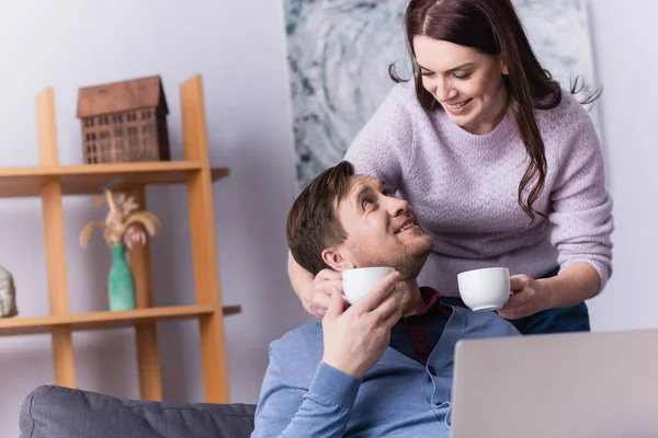 Vrouw Met Kopjes Koffie Buurt Van Man Met Laptop — Stockfoto