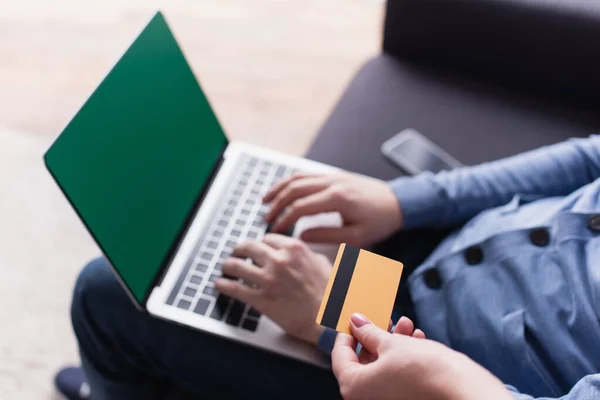 Vista Cortada Mulher Segurando Cartão Crédito Perto Marido Usando Laptop — Fotografia de Stock