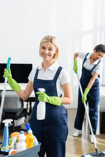 Trabajador Empresa Limpieza Que Sostiene Fregona Detergente Cerca Colega Afroamericano — Foto de Stock