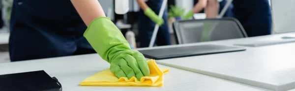 Ausgeschnittene Ansicht Des Reinigungstisches Mit Lappen Büro Banner — Stockfoto