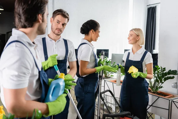 Trabajadores Interraciales Empresa Limpieza Que Tienen Suministros Limpieza Oficina — Foto de Stock