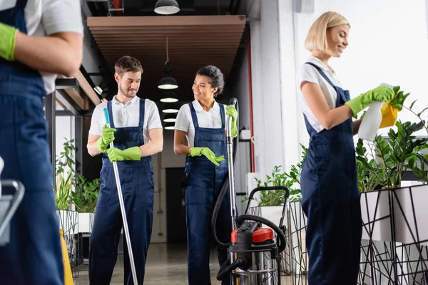 Trabajador Afroamericano Empresa Limpieza Con Aspiradora Hablando Con Colega Oficina — Foto de Stock