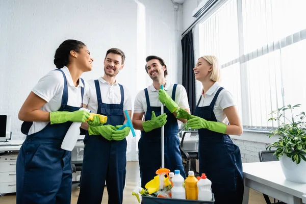 Limpiadores Interraciales Hablando Cerca Artículos Limpieza Oficina — Foto de Stock