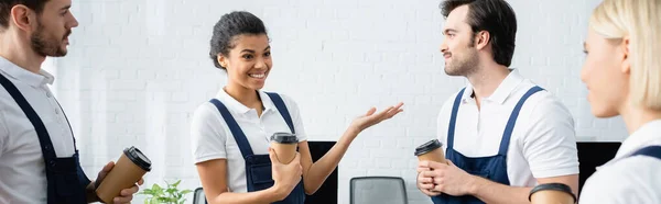 Pulitore Afroamericano Sorridente Che Tiene Caffè Avvicinarsi Colleghi Carica Striscione — Foto Stock