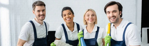 Alegre Interracial Trabajadores Empresa Limpieza Mirando Cámara Oficina Pancarta — Foto de Stock