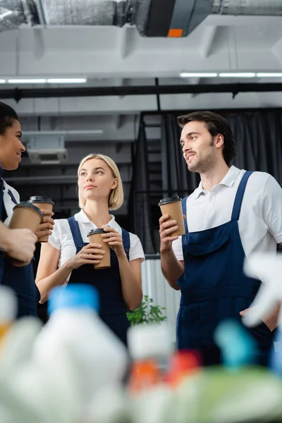 Multiethnische Kollegen Des Reinigungsdienstes Halten Pappbecher Büro — Stockfoto