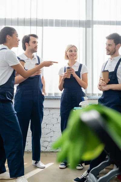 African American Cleaner Pointing Finger Colleague Paper Cup Office — Stock Photo, Image