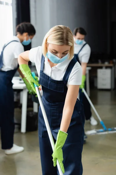 Arbetstagare Rengöringsföretaget Med Medicinsk Mask Som Håller Mopp Kontoret — Stockfoto