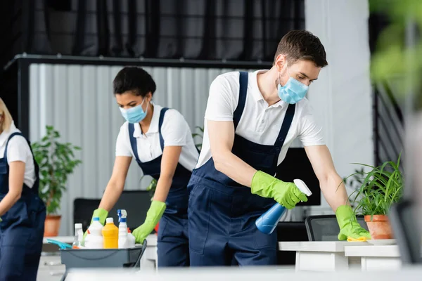 Multiethnische Reinigungskräfte Medizinischen Masken Arbeiten Während Der Quarantäne Büro — Stockfoto