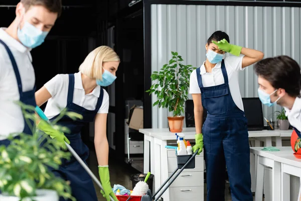 Müder Afrikanisch Amerikanischer Putzmann Mit Medizinischer Maske Steht Neben Kollegen — Stockfoto