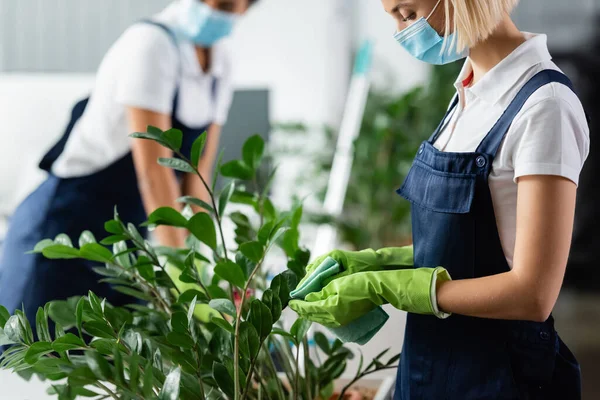 Trabalhador Serviço Limpeza Planta Limpeza Máscara Médica — Fotografia de Stock