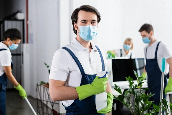 Operaio Impresa Pulizia Maschera Medica Che Detiene Detersivo Carica — Foto Stock