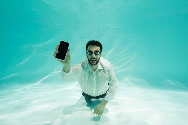 Positieve Arabische Zakenman Toont Smartphone Met Leeg Scherm Het Zwembad — Stockfoto