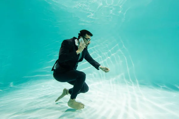 Hombre Negocios Musulmán Traje Hablando Teléfono Inteligente Bajo Agua Piscina — Foto de Stock