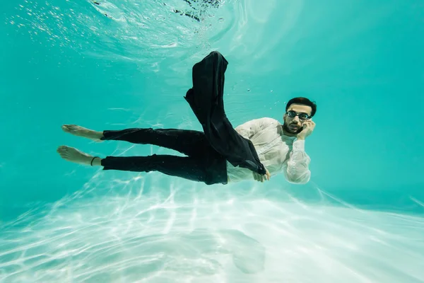 Genç Müslüman Adamı Cep Telefonuyla Konuşuyor Yüzme Havuzunda Ceket Tutuyor — Stok fotoğraf