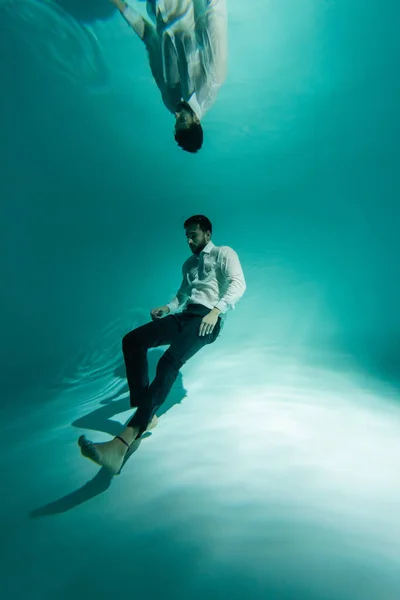 Hombre Negocios Árabe Nadando Cerca Del Fondo Piscina — Foto de Stock