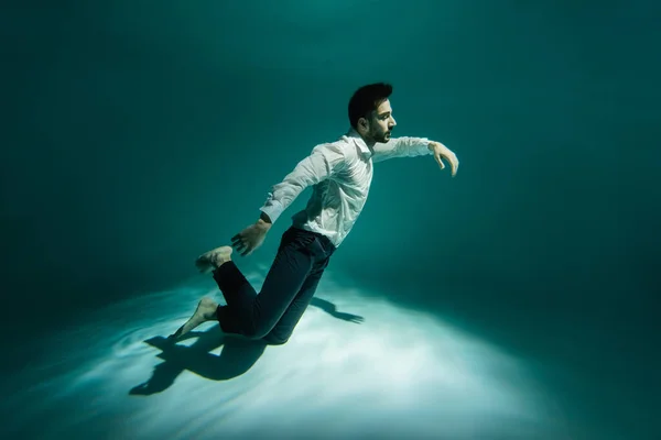 Muslim Man Formal Wear Swimming Underwater Pool Ripple — Stock Photo, Image