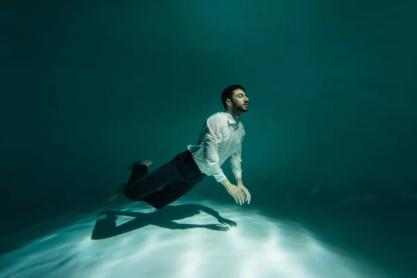 Hombre Musulmán Nadando Bajo Agua Piscina — Foto de Stock