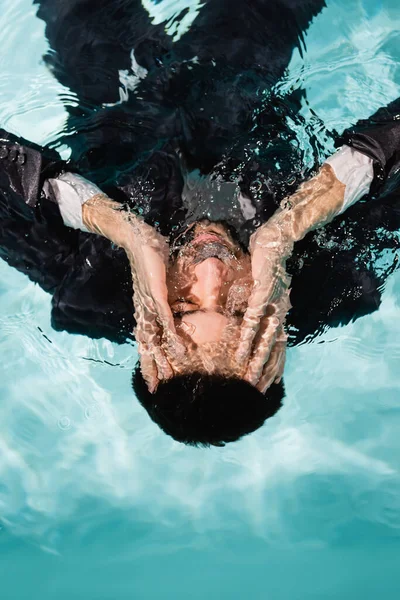 Top View Muslim Man Suit Touching Face Underwater Pool — Stock Photo, Image