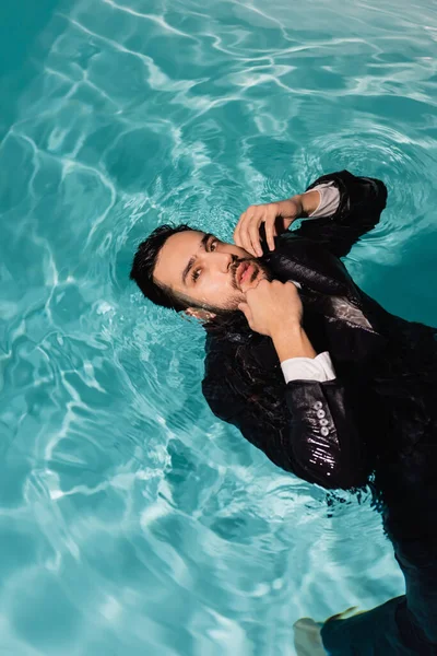 Havuzda Yüzen Takım Elbiseli Sakallı Adamın Yüksek Açılı Görüntüsü — Stok fotoğraf