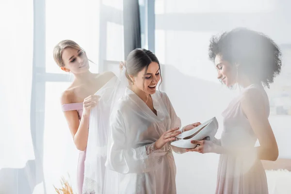 Sposa Stupita Guardando Scarpe Bianche Nelle Mani Della Damigella Onore — Foto Stock