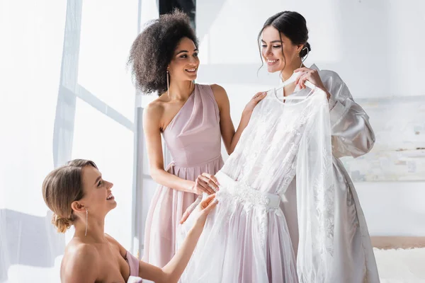 Noiva Alegre Segurando Vestido Casamento Branco Perto Damas Honra Multiculturais — Fotografia de Stock