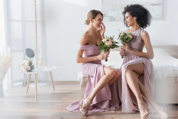 Vrolijk Interraciale Bruidsmeisjes Houden Bruiloft Boeketten Terwijl Praten Slaapkamer — Stockfoto