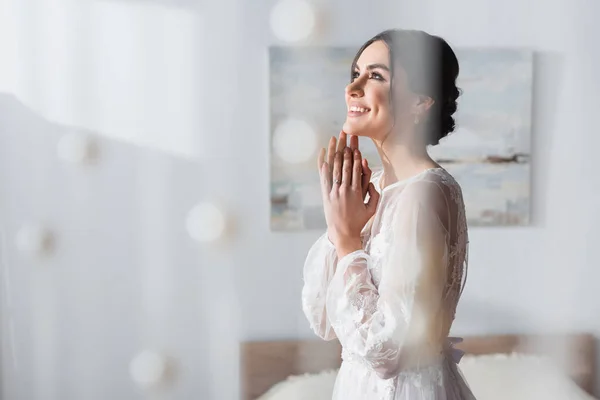 Šťastná Brunetka Nevěsta Dívá Pryč Zatímco Drží Ruce Blízkosti Obličeje — Stock fotografie