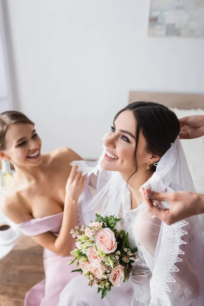 Noiva Feliz Segurando Buquê Casamento Enquanto Damas Honra Fixando Seu — Fotografia de Stock