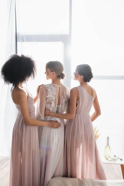 Back View Bride Multicultural Bridesmaids Hugging Her Bedroom — Stock Photo, Image