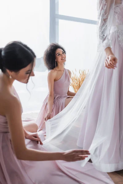 Interracial Bridesmaids Preparing Woman Wedding Home Blurred Foreground — Stock Photo, Image