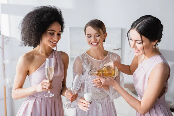 Pretty Woman Pouring Champagne Bride African American Bridesmaid — Stock Photo, Image