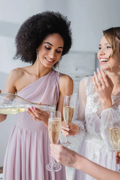 Elegante Africana Americana Mujer Verter Champán Cerca Feliz Novia — Foto de Stock