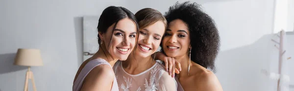 Damigelle Onore Felici Sorridenti Alla Macchina Fotografica Vicino Bella Sposa — Foto Stock