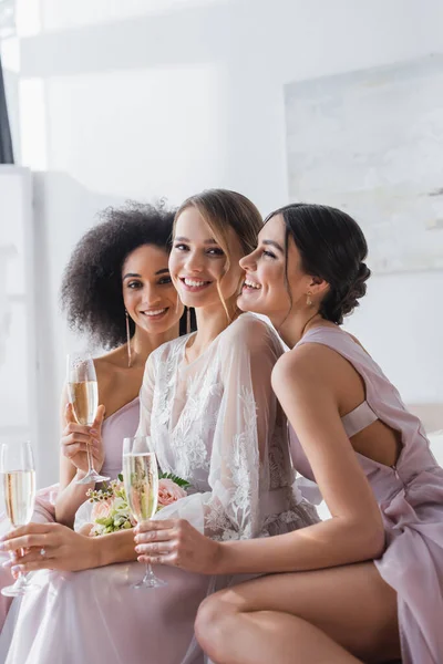 Happy Bride Looking Camera Multicultural Bridesmaids Champagne Glasses Bedroom — Stock Photo, Image