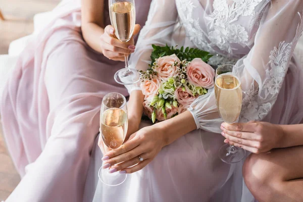 Bijgesneden Uitzicht Bruid Bruiloft Boeket Buurt Bruidsmeisjes Met Champagne Bril — Stockfoto