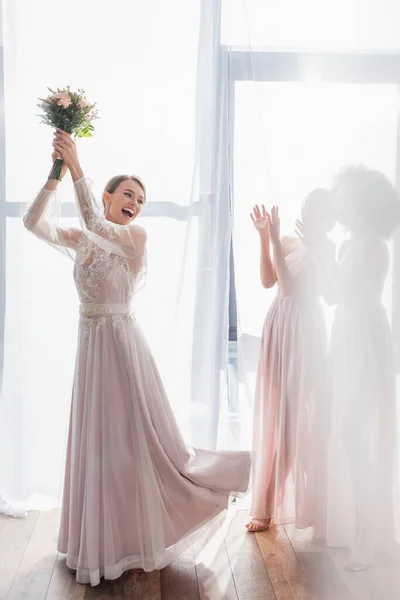 Excited Bride Throwing Wedding Bouquet Bridesmaids — Stock Photo, Image