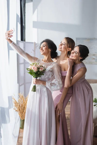 Noiva Americana Africana Elegante Levando Selfie Com Amigos Bonitos Quarto — Fotografia de Stock