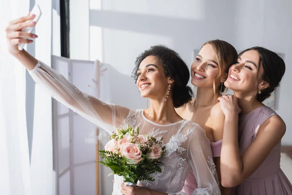 Jong Afrikaans Amerikaans Bruid Nemen Selfie Met Vrolijke Bruidsmeisjes Thuis — Stockfoto
