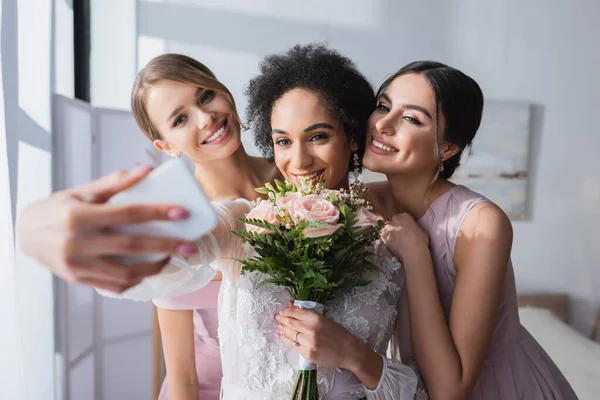 Afrikaans Amerikaanse Bruid Neemt Selfie Met Bruiloft Boeket Bruidsmeisjes Wazig — Stockfoto